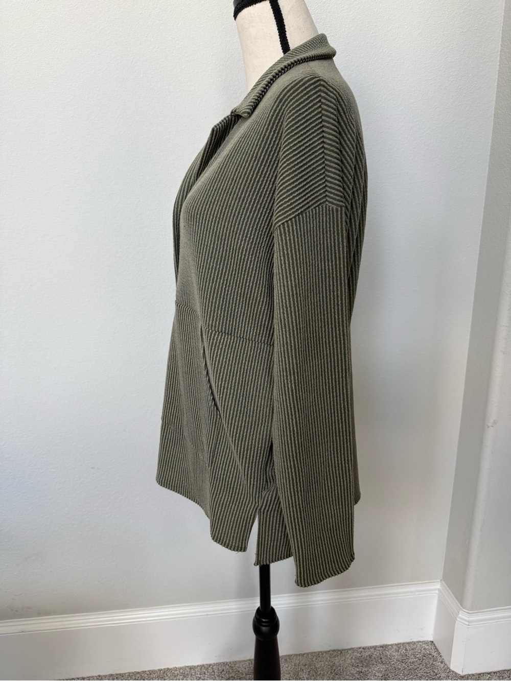 Stylive Olive Ribbed Button-Front Polo - Picture 4 of 10